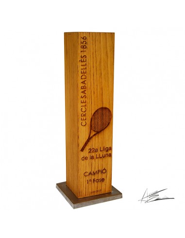 Trofeo ecológico diseño ABM en madera maciza de castaño barnizada y con base de hierro negro. Ideal para grabado láser o a todo 
