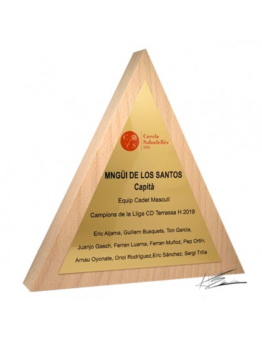 Trofeo ecológico diseño ABM triangular en madera maciza de haya vaporizada, para grabación en láser o a todo color.