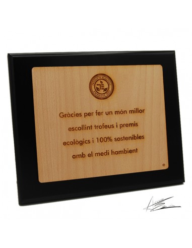 Placa ecológica de homenaje diseño ABM en madera negra y en contraste con madera clara. Ideal para grabación láser. Presentada e