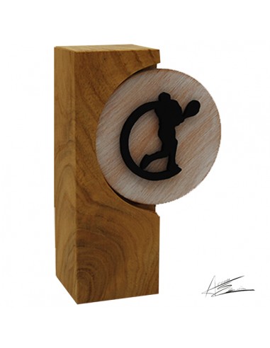 Trofeo ecológico diseño ABM en madera maciza de castaño con disco de madera o metal y motivo deportivo en negro. Disponible en t