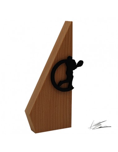 Trofeo ecológico diseño ABM abstracto en madera maciza de haya vaporizada con motivo negro a elegir. Disponible en todos los dep