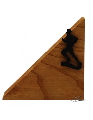 Trofeo ecológico diseño ABM triangular en madera maciza de haya vaporizada con motivo negro a elegir. Disponible en todos los de