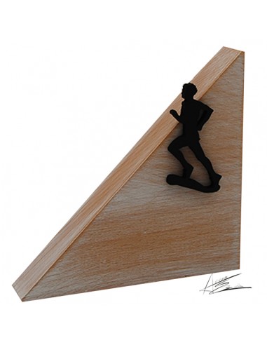 Trofeo ecológico diseño ABM triangular en madera maciza de haya vaporizada y con un acabado envejecido blanco tiza. Motivo depor
