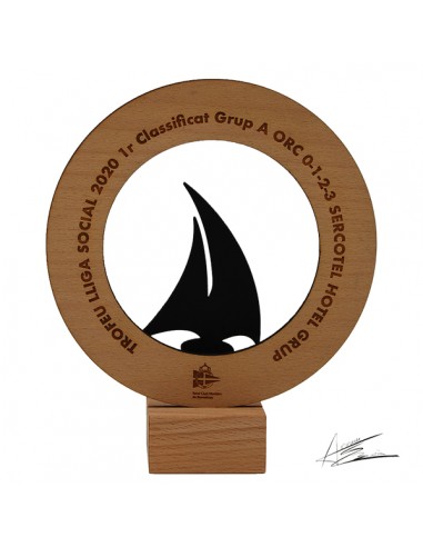 Trofeo ecológico diseño ABM redondo con base de madera y aro calado con motivo deportivo en negro mate. Posibilidad de grabación