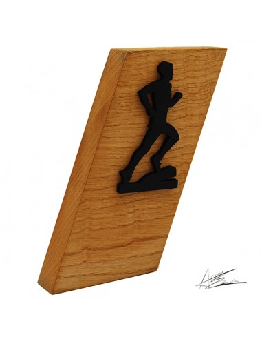 Trofeo ecológico diseño ABM desviado en madera de castaño y motivo deportivo en negro mate. Posibilidad de grabación en láser o 
