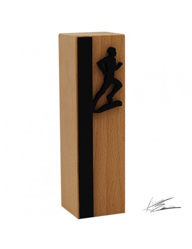 Trofeo ecológico diseño ABM en madera vertical de castaño y motivo deportivo en negro mate. Posibilidad de grabado en láser o pl
