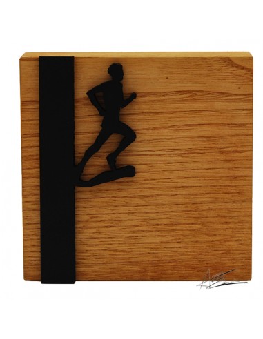 Trofeo ecológico diseño ABM en madera cuadrada de castaño y motivo deportivo en negro mate. Posibilidad de grabado láser o placa