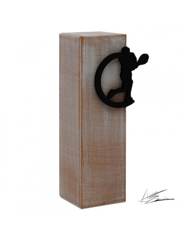 Trofeo ecológico diseño ABM en madera vertical de haya decorada en blanco envejecido y motivo deportivo en negro mate. Posibilid