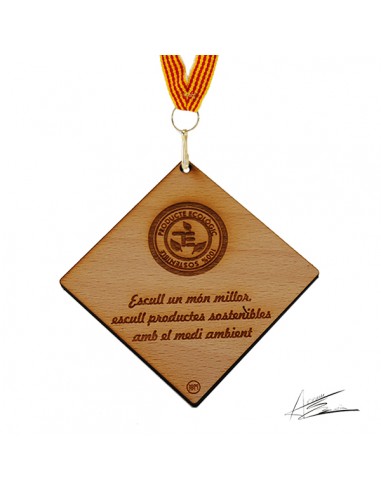 Medalla ecológica diseño ABM en madera en forma de rombo, con grabado láser en 1 cara para poner el logo o texto que desees, y l