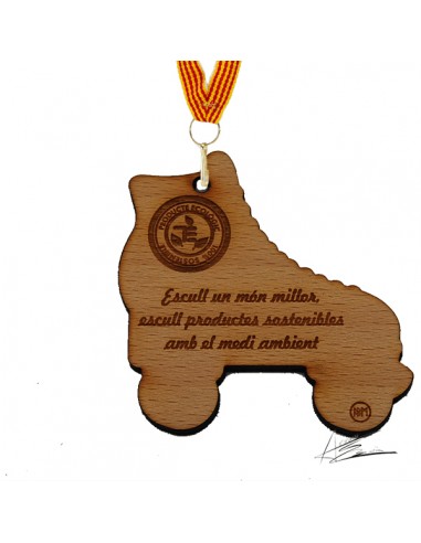 Medalla ecológica diseño ABM en madera en forma de bota de patín con ruedas, con la grabación láser en 1 cara para poner el logo
