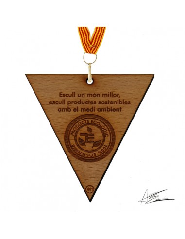 Medalla ecológica diseño ABM en madera en forma triangular invertida, con grabado láser en 1 cara para poner el logo o texto que