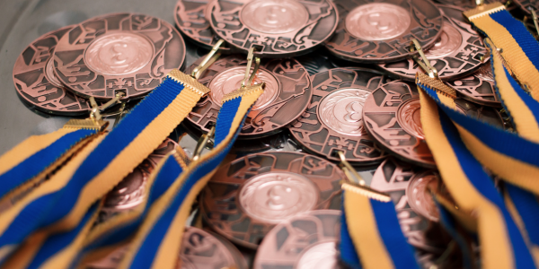 Comprar Medalles Personalitzades: La Guia Completa amb Trofeus ABM